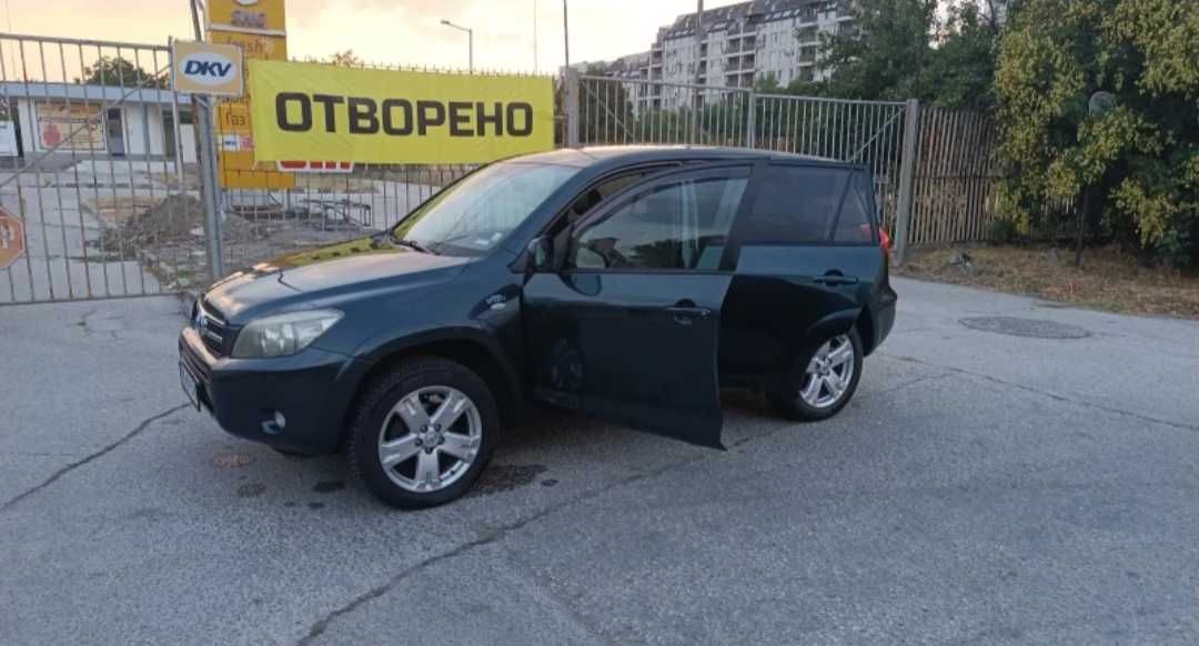Продавам Toyota RAV4