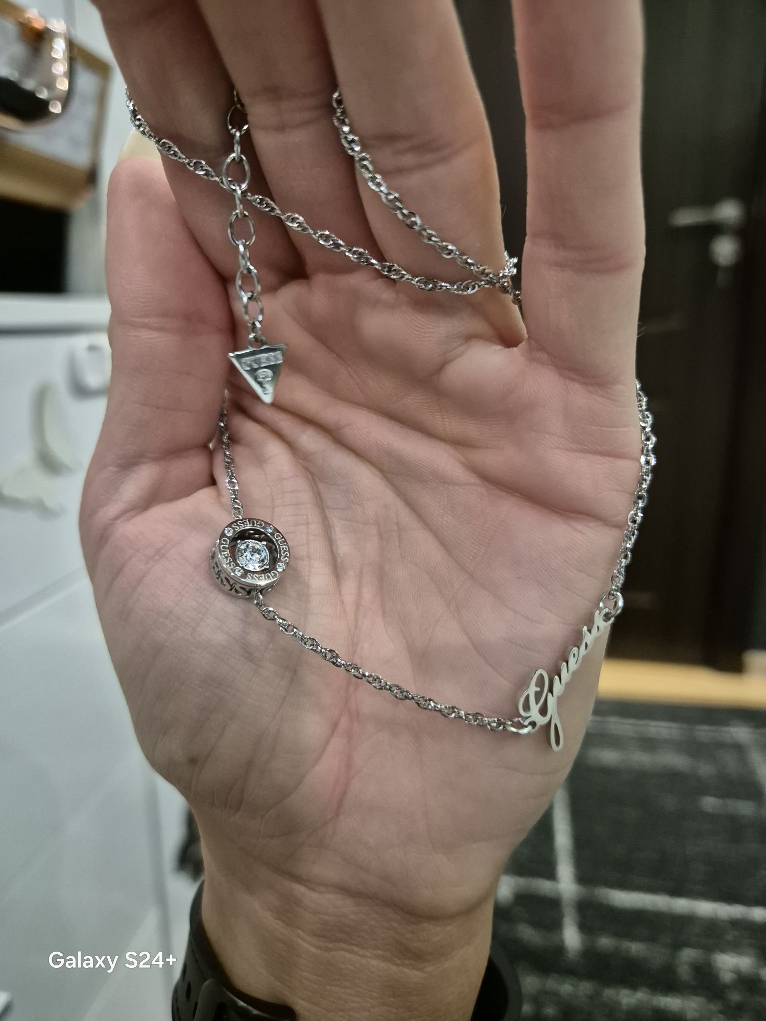 Оригинално колие Guess