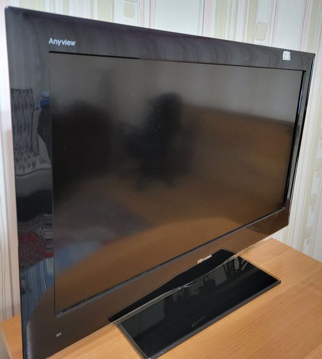 Продам ТВ Hisense и тумбочка