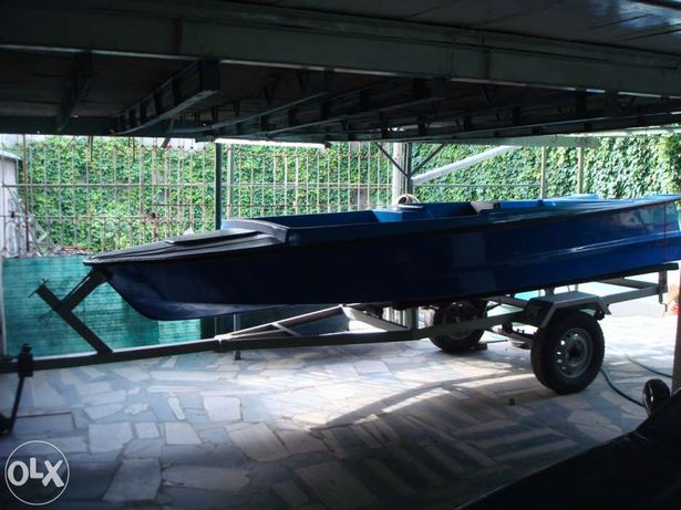 Продам пластиковую лодку с прицепом, грузоподъемность 10 чел