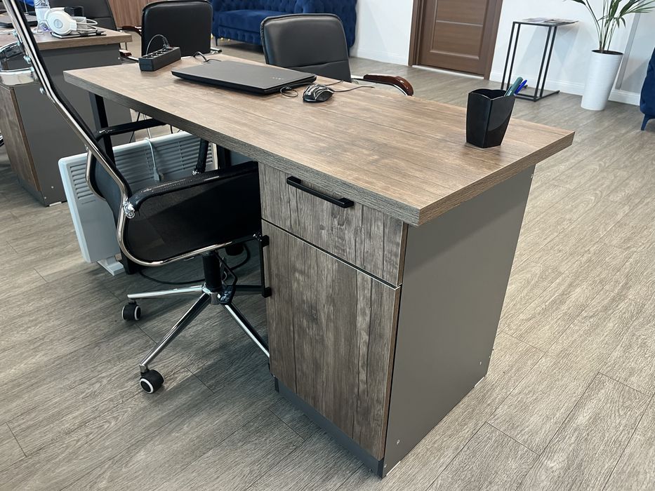 Стол офичный с тумбой