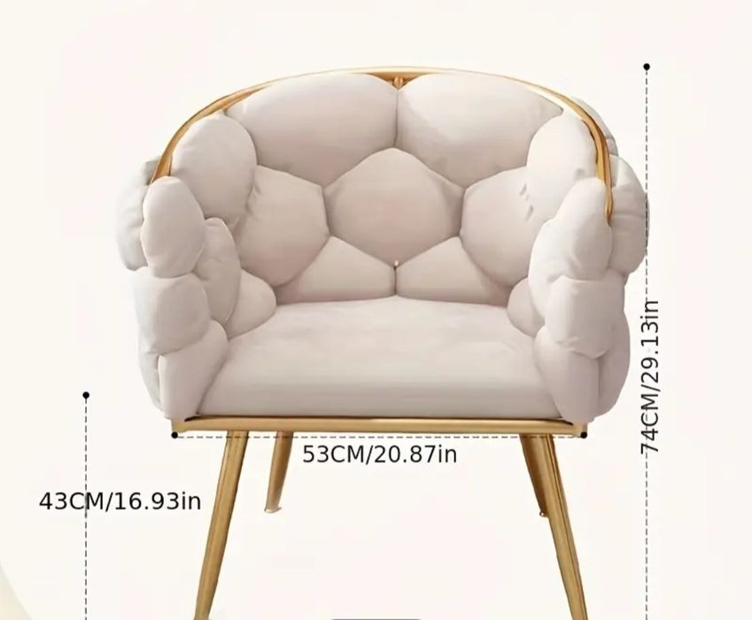 Красив стол цвят Екрю