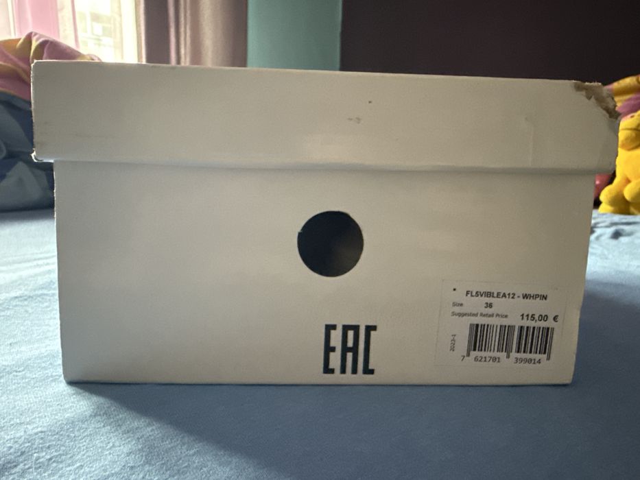 Оригинални обувки Guess