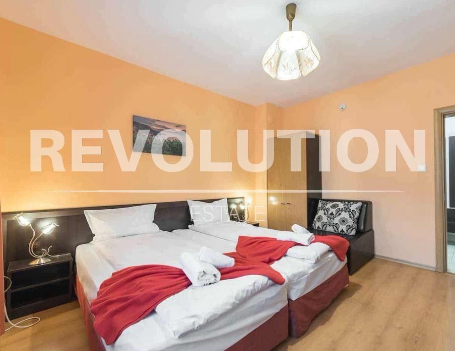 Тристаен апартамент в района на Червен площад!