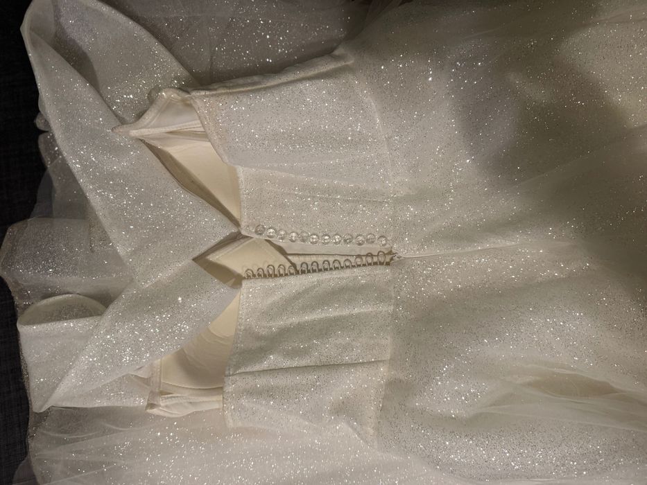 Сватбена рокля с брокат и тюл