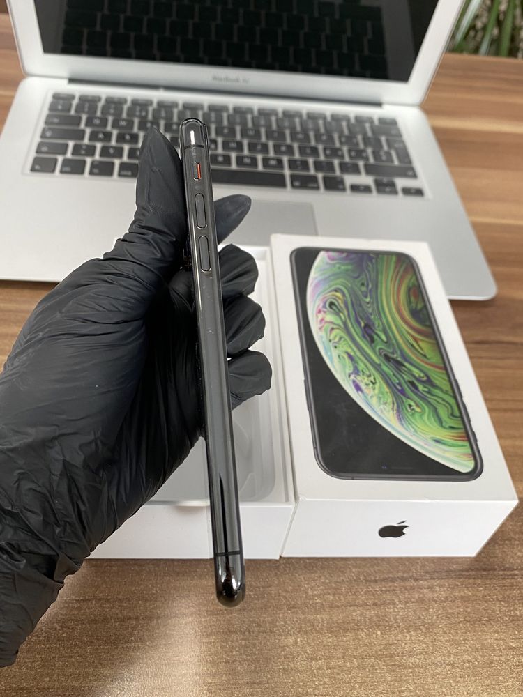 iPhone Xs / 64GB / Space Gray / Second |