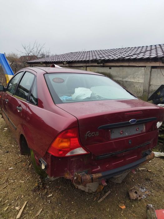 Vînd 2 cauciucuri cu jante Ford focus desmembrez mașină focus an2002