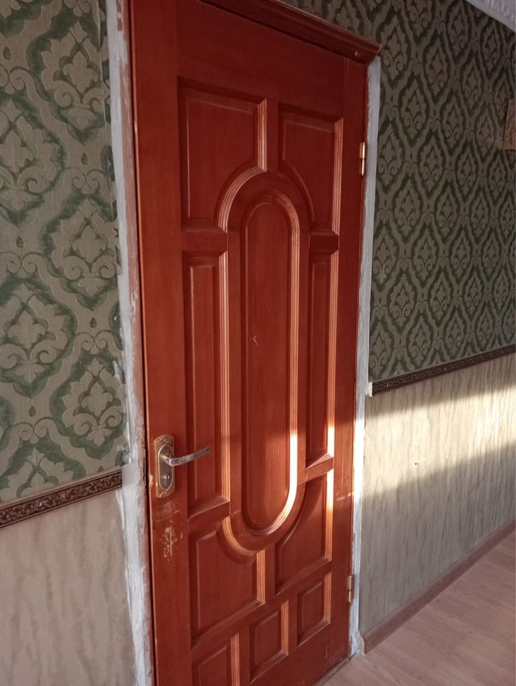 Двери б/у из массива дерева. N 7,8,9