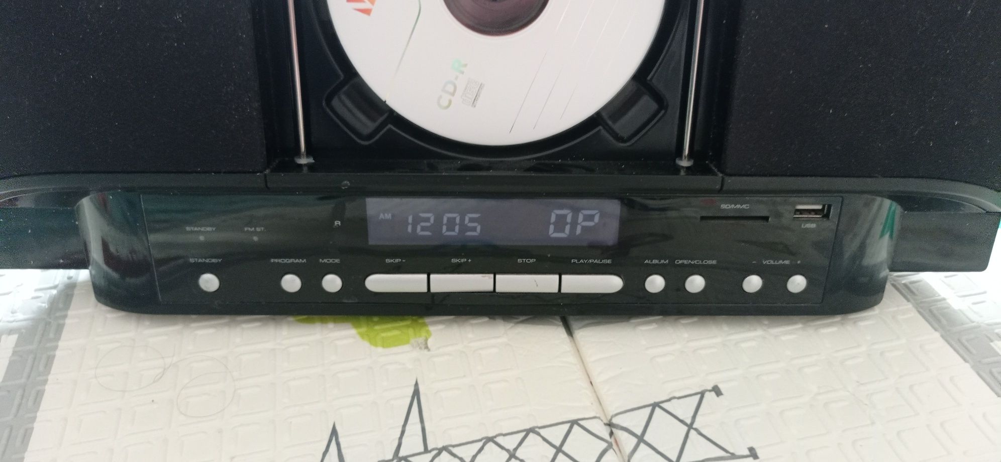 Vând radio cd port usb