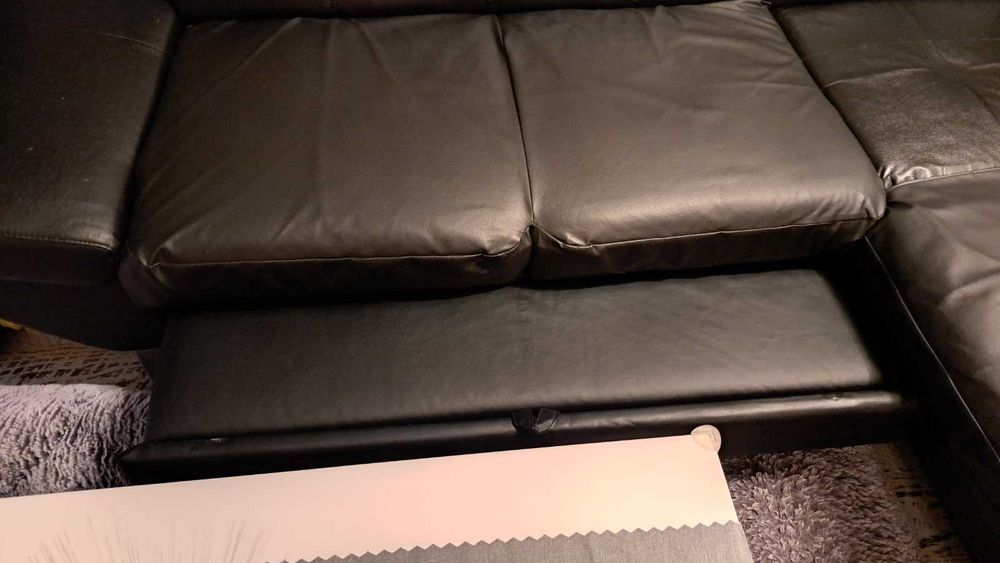 Кожен диван с функция сън