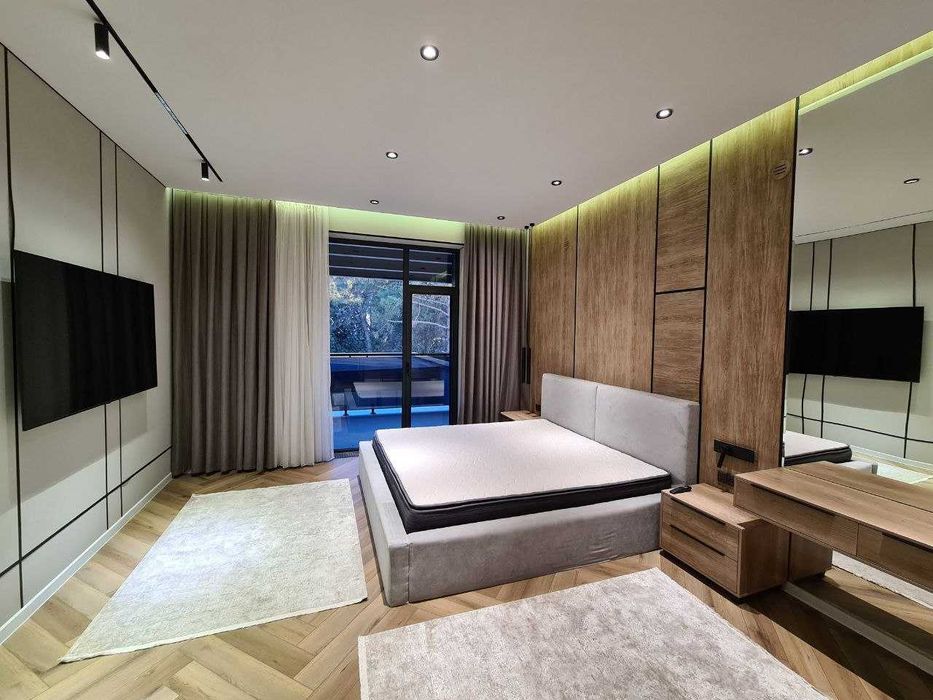 Амир-Тимур Хайтек с мебелью