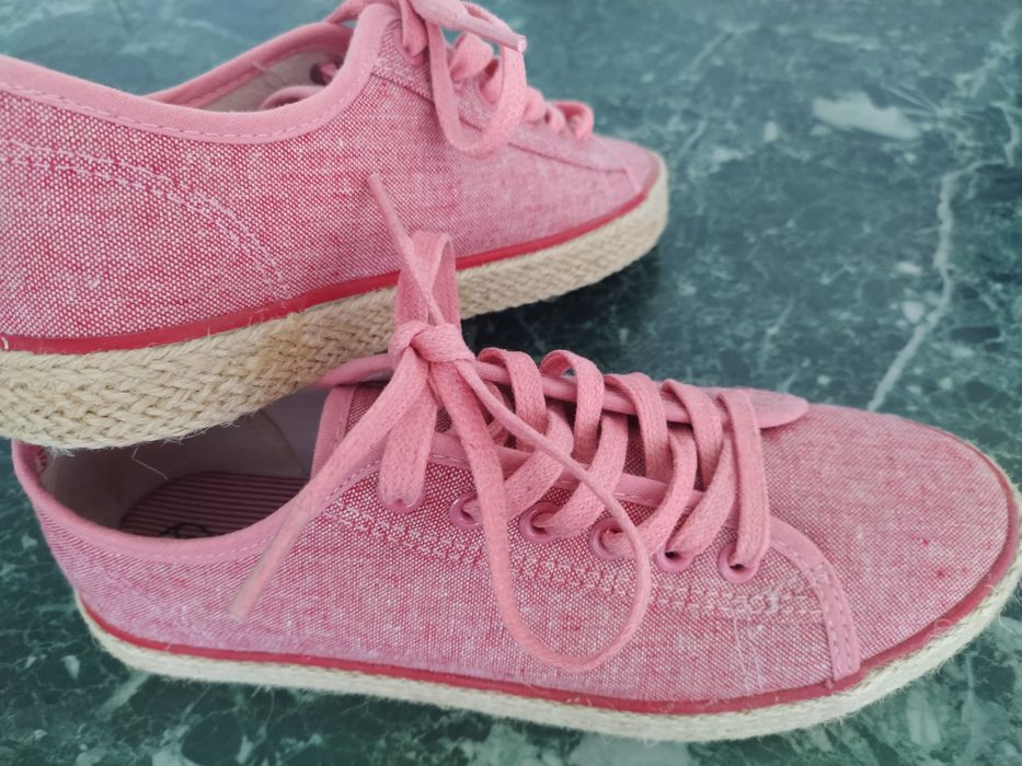 Нови кецове, размер 37.