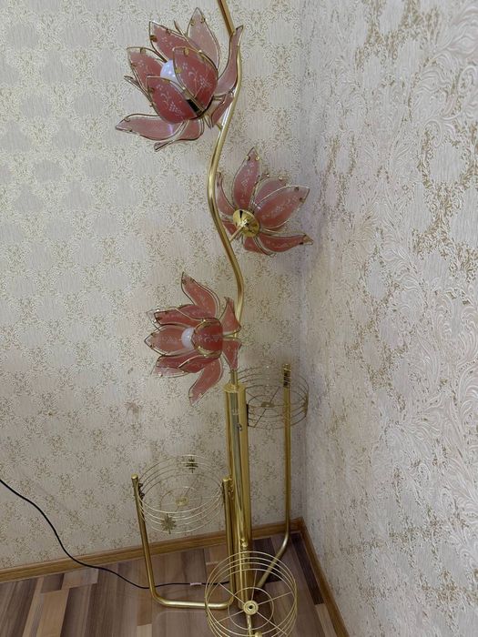 Светильник сотилади