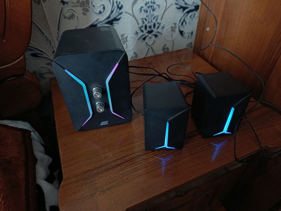 Kolonka usbli sambufer "JBL" har-xil led chiroqli