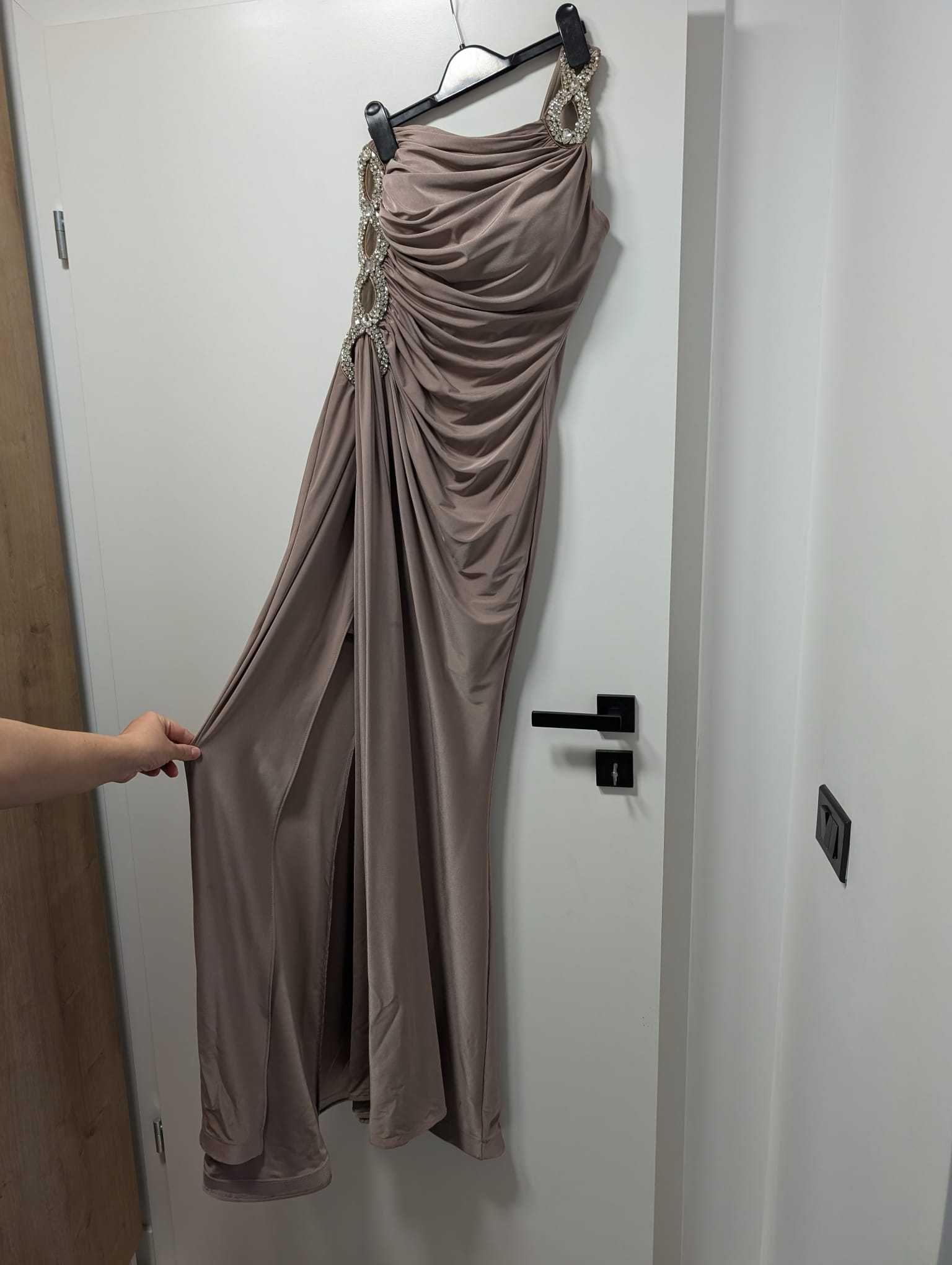 Vand rochie lunga eleganta purtata o singura data!
