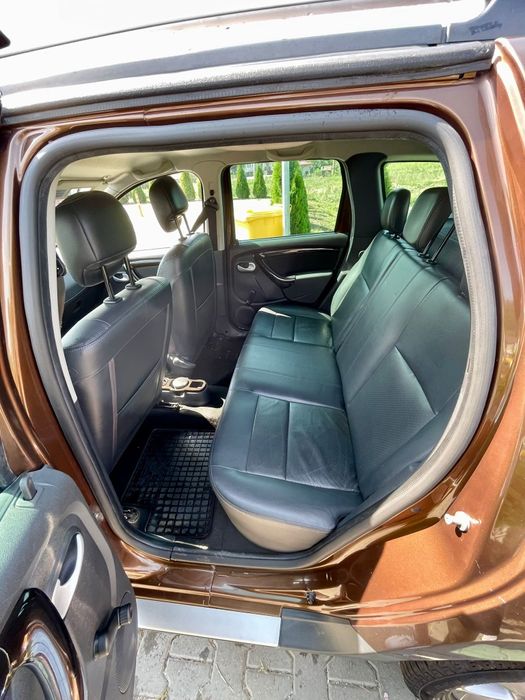 Vând sau schimb Dacia Duster