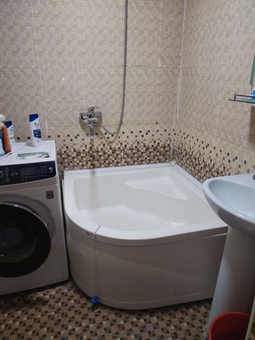 Urganch sh Ekstrenniy balnitsa yoni shovot kanali boʻyida 4 xonali kv