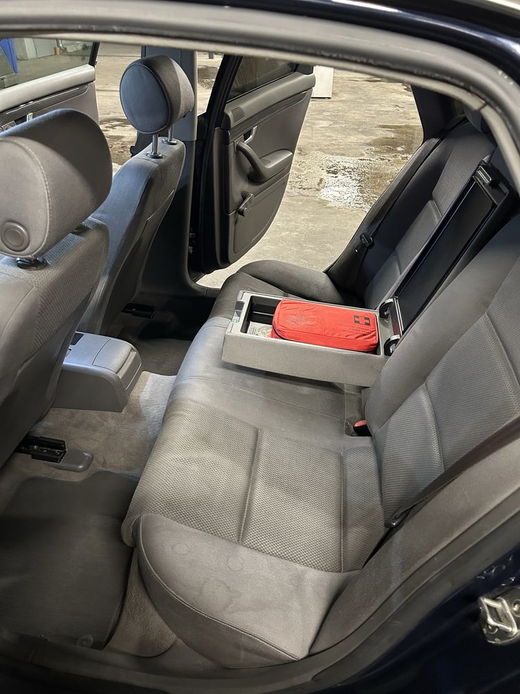 Audi A4.