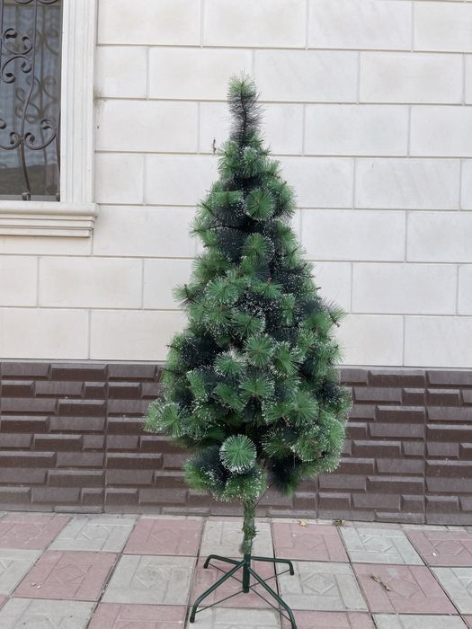 Ёлка искусственная, высота 160 см. В отличном состоянии. Есть игрушки.