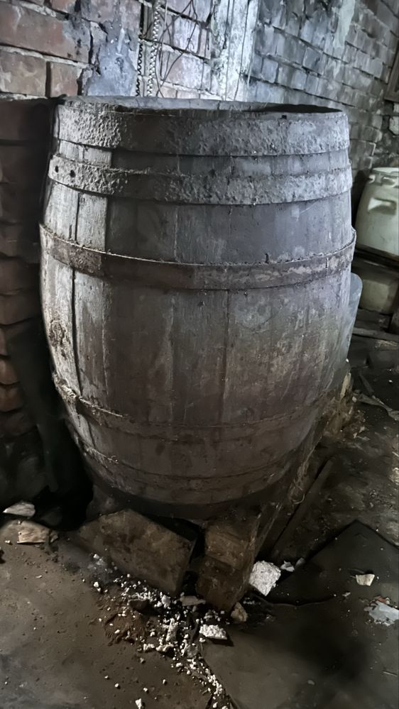 Две стари каци за вино или ракия