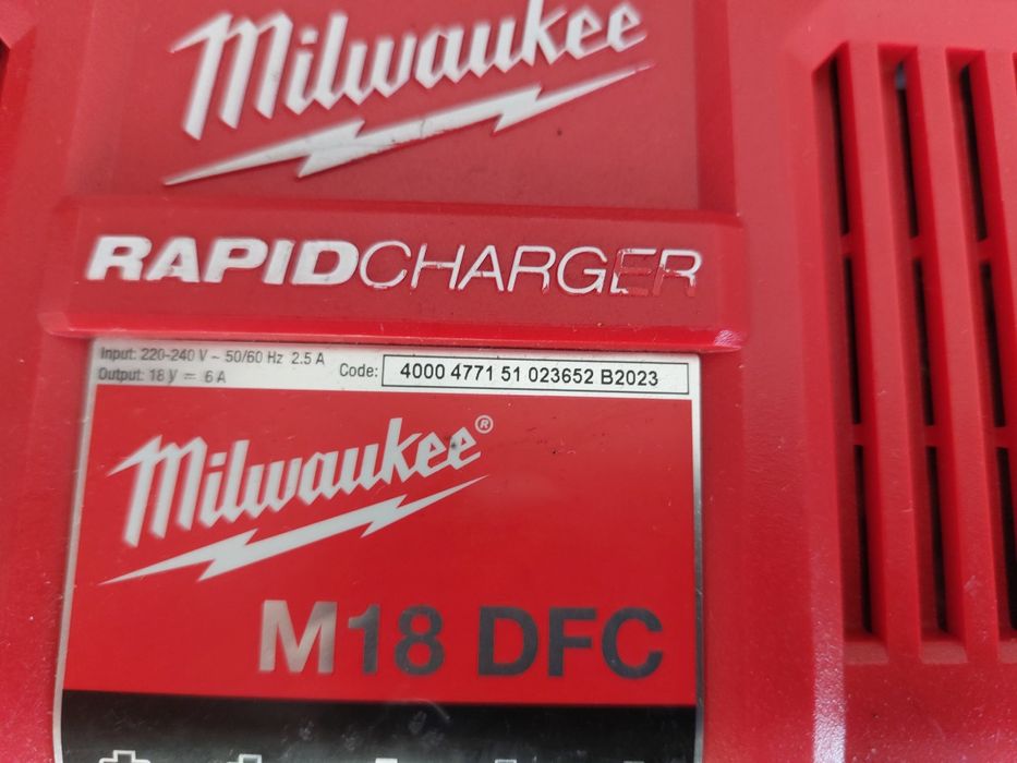 Încărcător rapid dual Milwaukee M18DFC, 2023, puțin folosit
