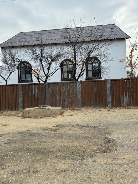 Продает дом вдоль дороги