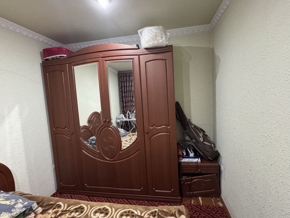 Krovat (matrassiz), 2 ta tumbochka va katta shkaf sotiladi