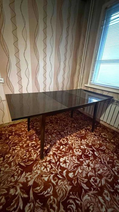 Старинный деревянный раздвижной стол