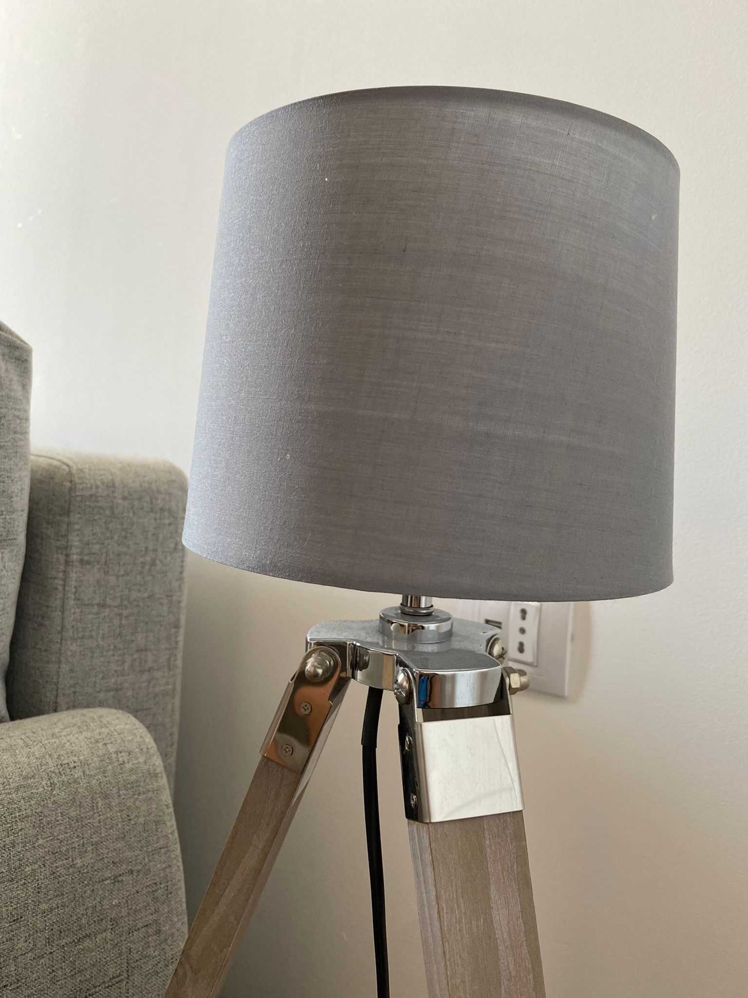 Lampa gri pentru living