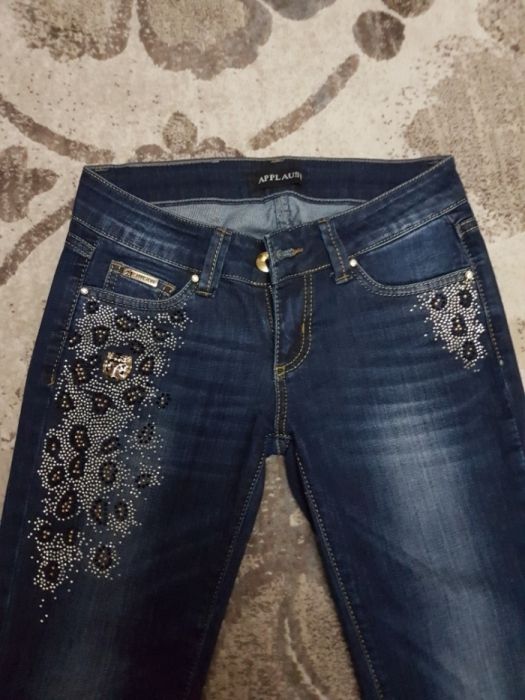 Продам джинсы, одевали пару раз, посадка низкая, все в стразах, Турция