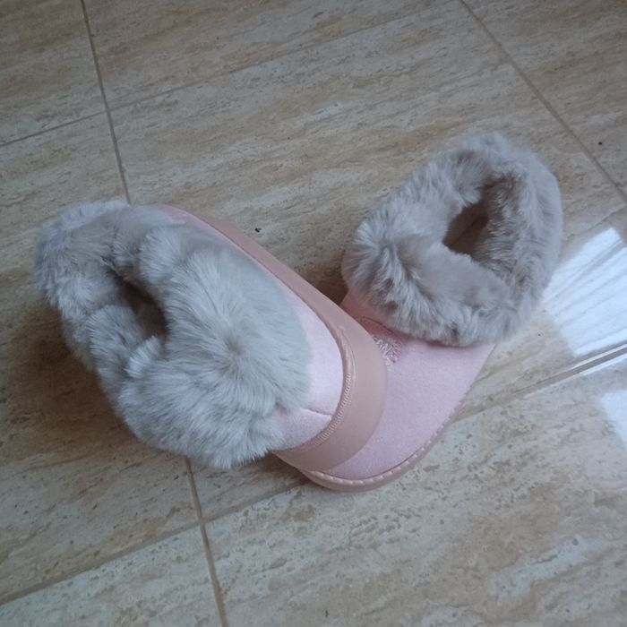 Ghete imblănite roz diferite mărimi 50 lei