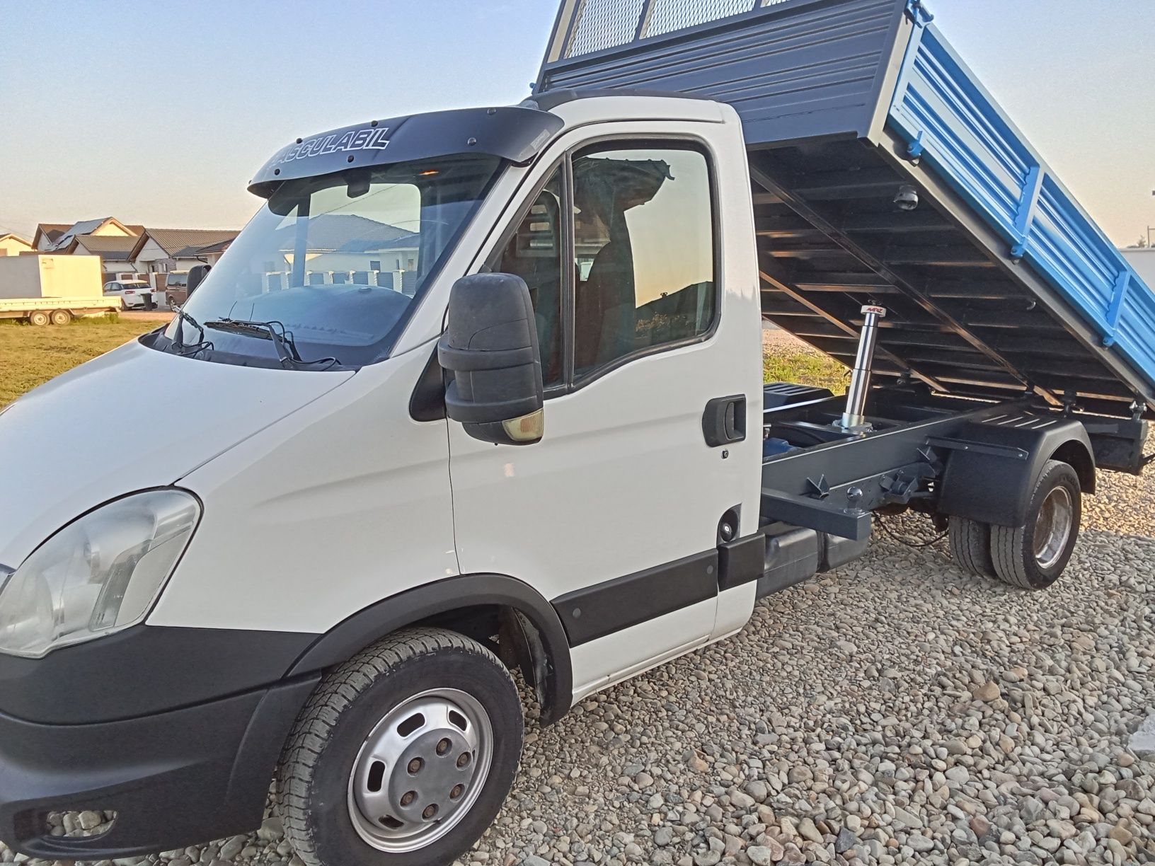 Iveco 35.15 basculabil pe 3 parti