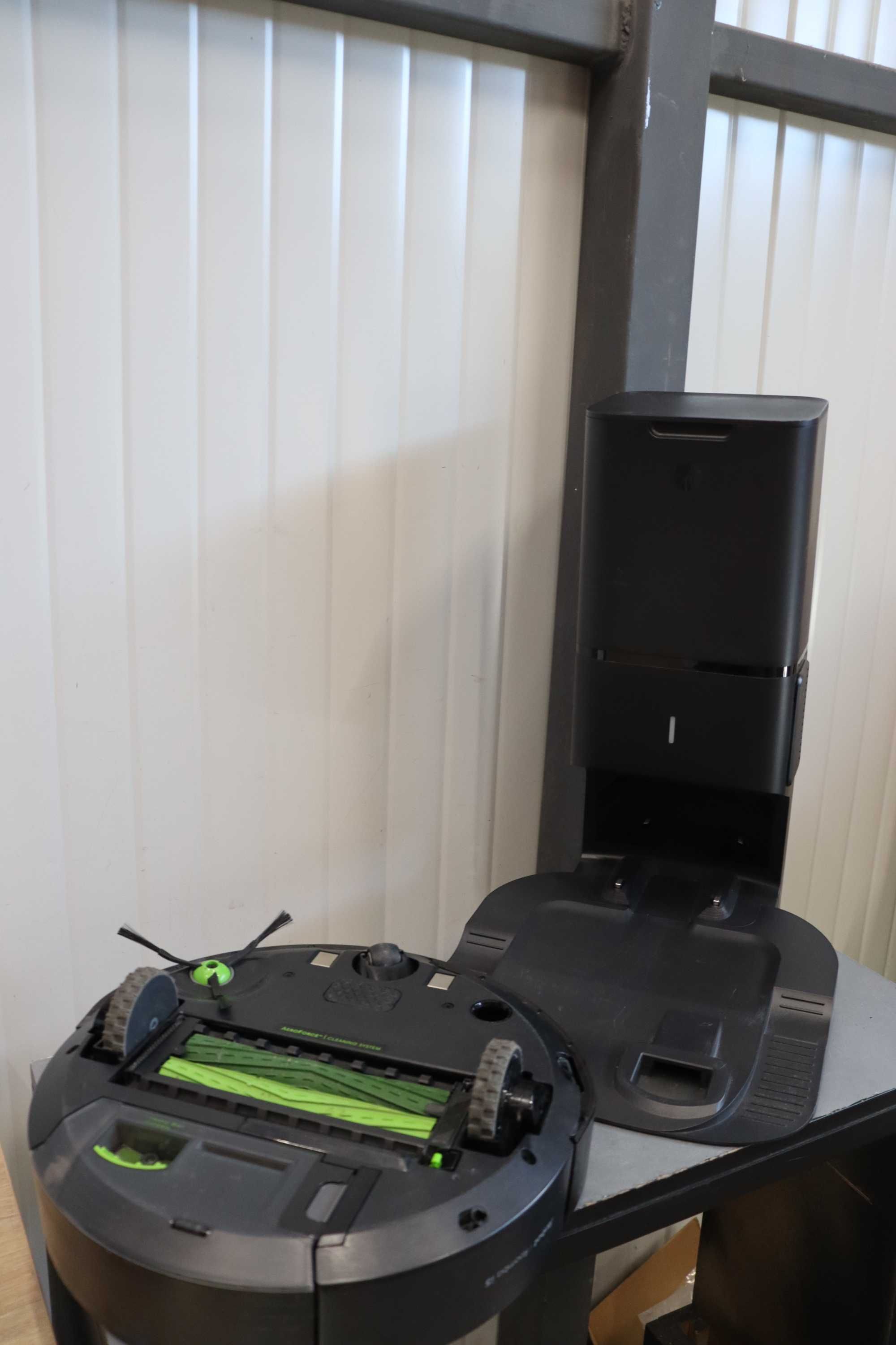 Робот прахосмукачка със самопочистваща станция iRobot Roomba i3+ i3554