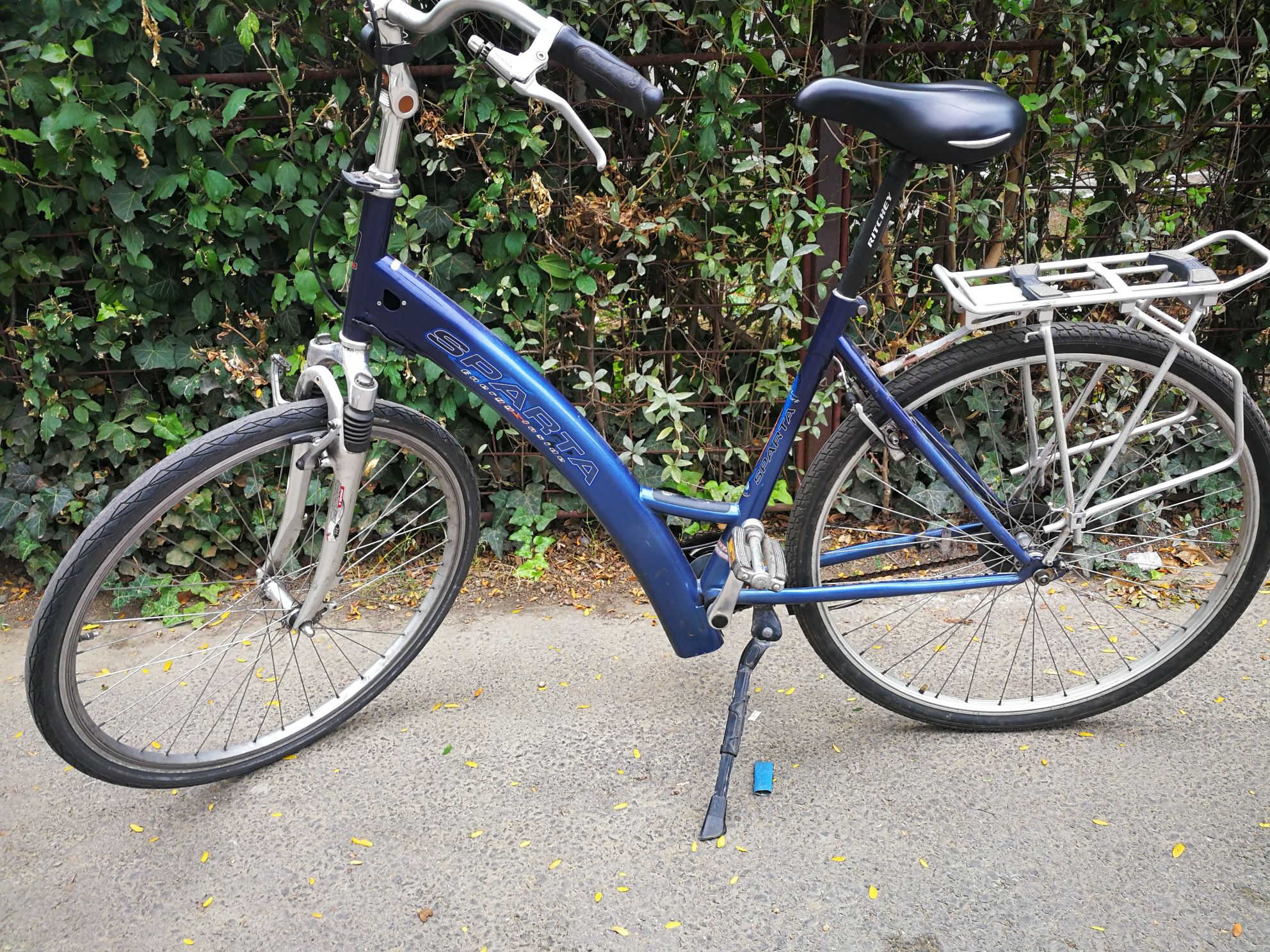 Bicicletă 28"cu amortizor față