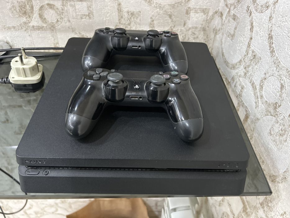 Playstation 4 Slim 500gb (2 джойстика в подарок)