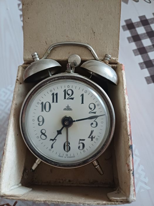 Ceas de masă deșteptător Aradora in cutie originala  funcțional