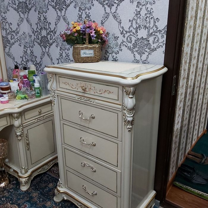 Комплект мебеллар расмда куриб турганиз хаммаси. Янгидай турипти.