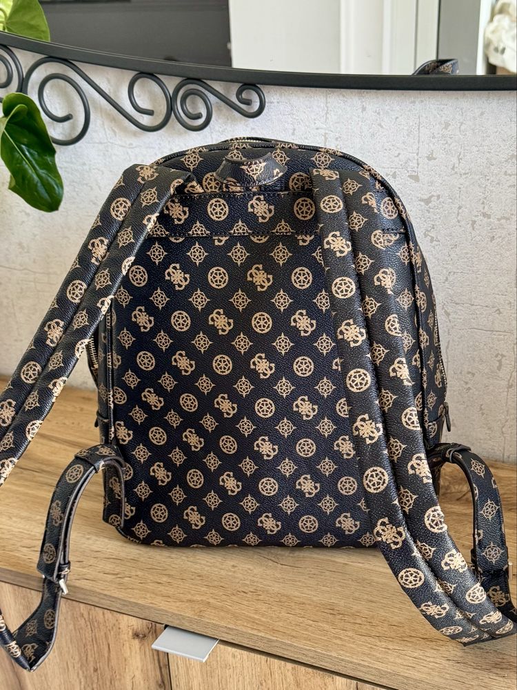 Дамска раница Guess