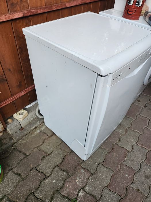Mașina de spălat vase indesit