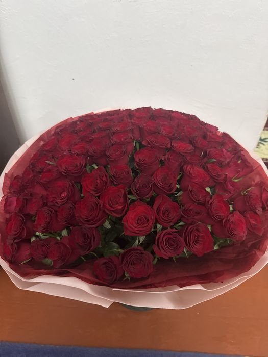 Розы красные 101 штука, 70 см длина