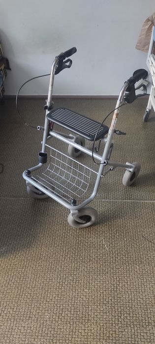 Rolator cu patru roți