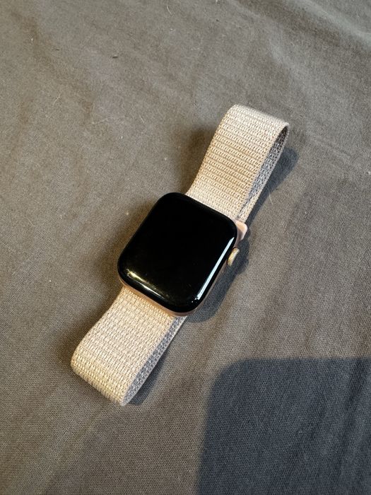 Apple Watch SE.