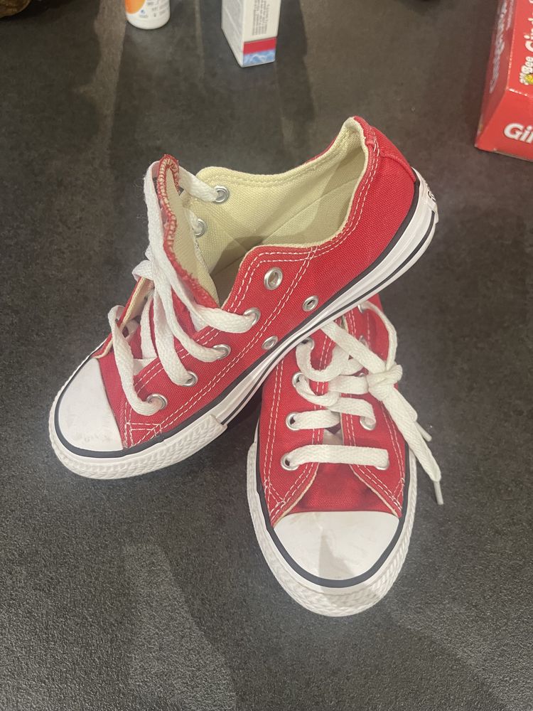 Converse tenisi rosii