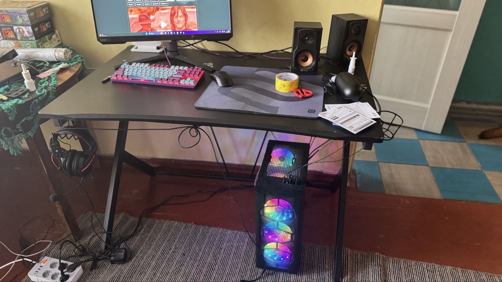 Стол компьютерный Trust GXT 711 Dominus черный