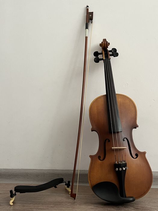 Скрипка 4/4 Хорошего качества, в комплекте идёт канифоль и доп, струны