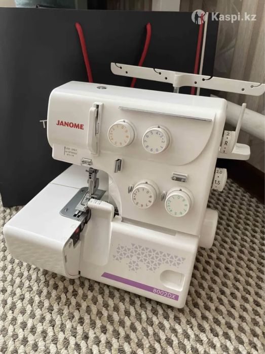 Продам оверлочную машинку