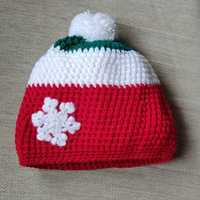 Детски зимни шапки ръчно изплетени в червено и бяло