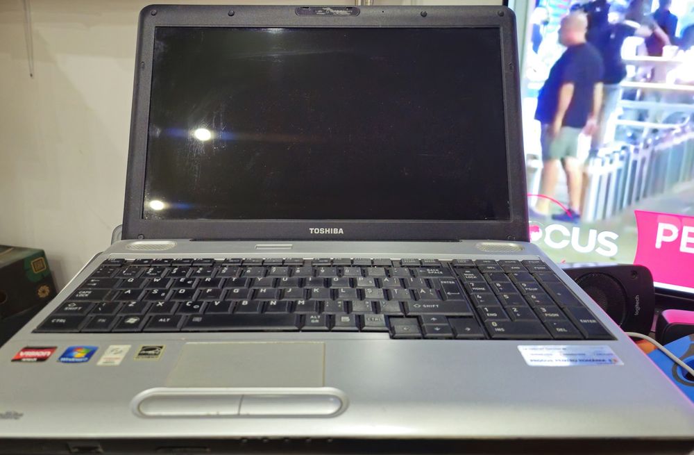 Vând laptop Acer, folosit de mine, în condiții bune de funcționare.