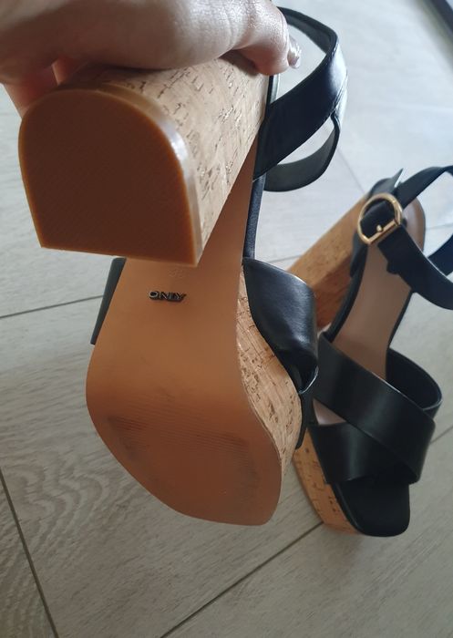 Sandale cu platformă