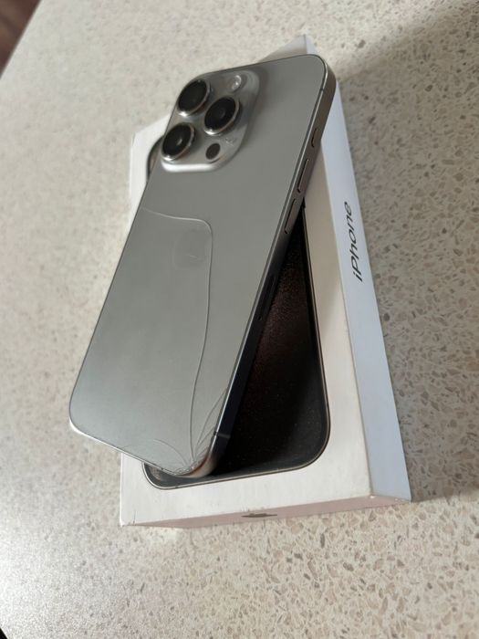 İphone 15pro TİTANİUM ! 256gb ( със счупен гръб )